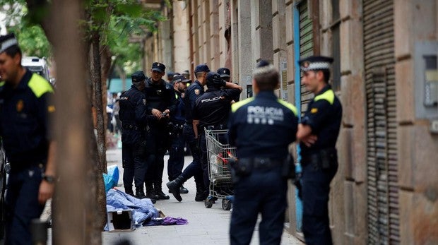 Más de veinte detenidos en la operación policial en el Raval contra una red de «narcolateros»