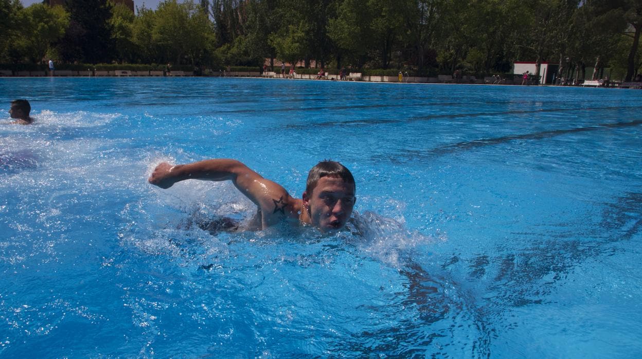 Nadador en la piscina municipal de Aluche (Madrid)