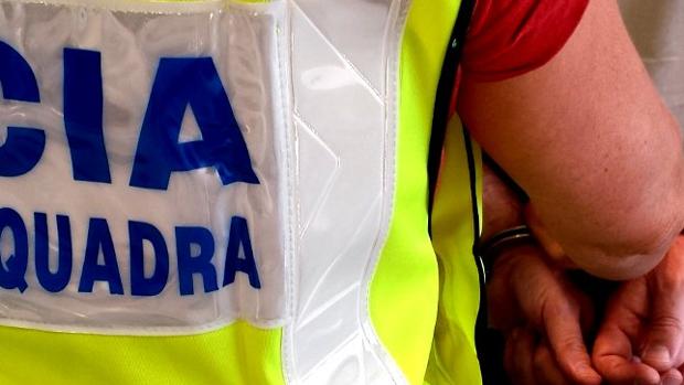 Los clientes de un bar evitan que un hombre armado con dos cuchillos de cocina ataque a su mujer