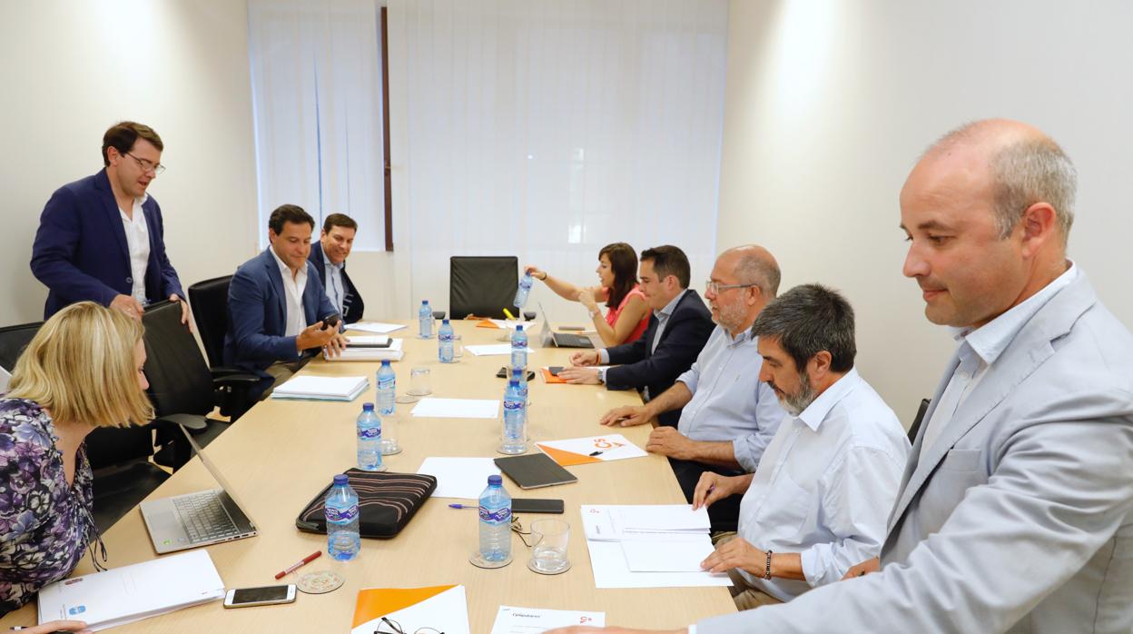 Los equipos negociadores de PP y Ciudadanos, reunidos en sede de las Cortes el pasado jueves