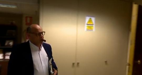 José Miguel Barragán saliendo de la sede del PP al conocer el acuerdo del PSOE