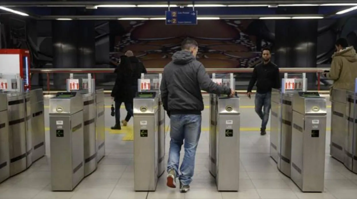 Tornos abiertos de Metro en la estación de Alsacia