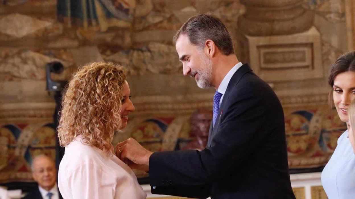 María Eugenia González Barderas recibe la condecoración de manos del Rey Felipe VI
