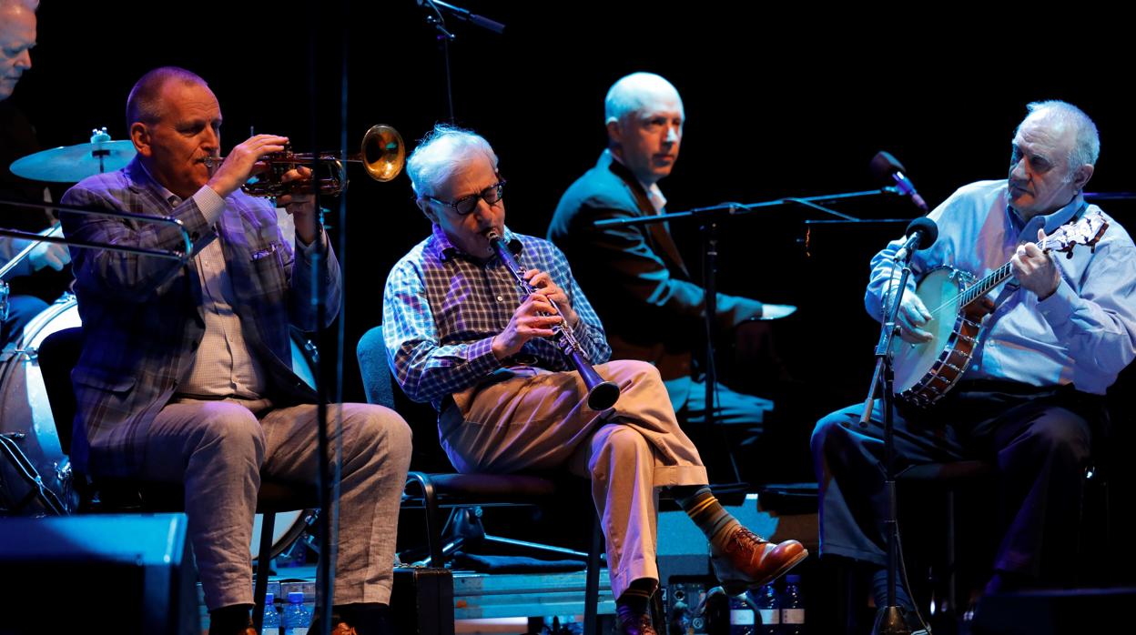 El director de cine y clarinetista Woody Allen (2-i), acompañado de The Eddy Davis New Orleans Jazz Band