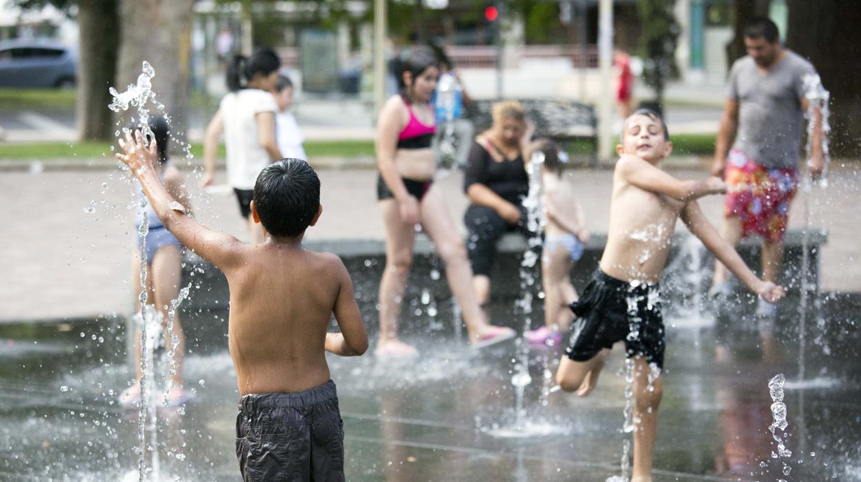 Imagen de archivo de niños refrescandose en Salamanca ante las altas temperaturas