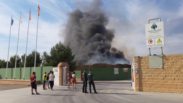 Aparatoso incendio en una planta de reciclaje de Madridejos