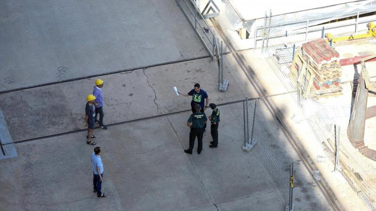 Efectivos de emergencias, en la central tras la deflagración