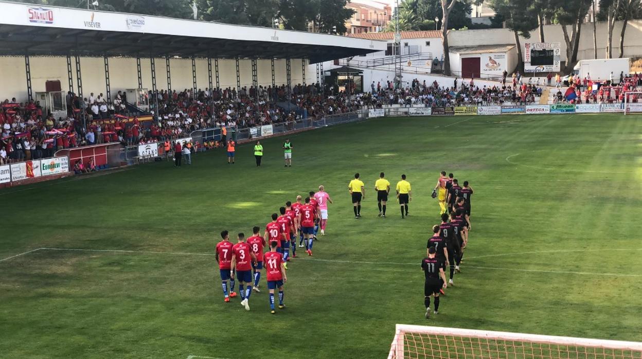 Los jugadores de ambos equipos saltan al terreno de juego