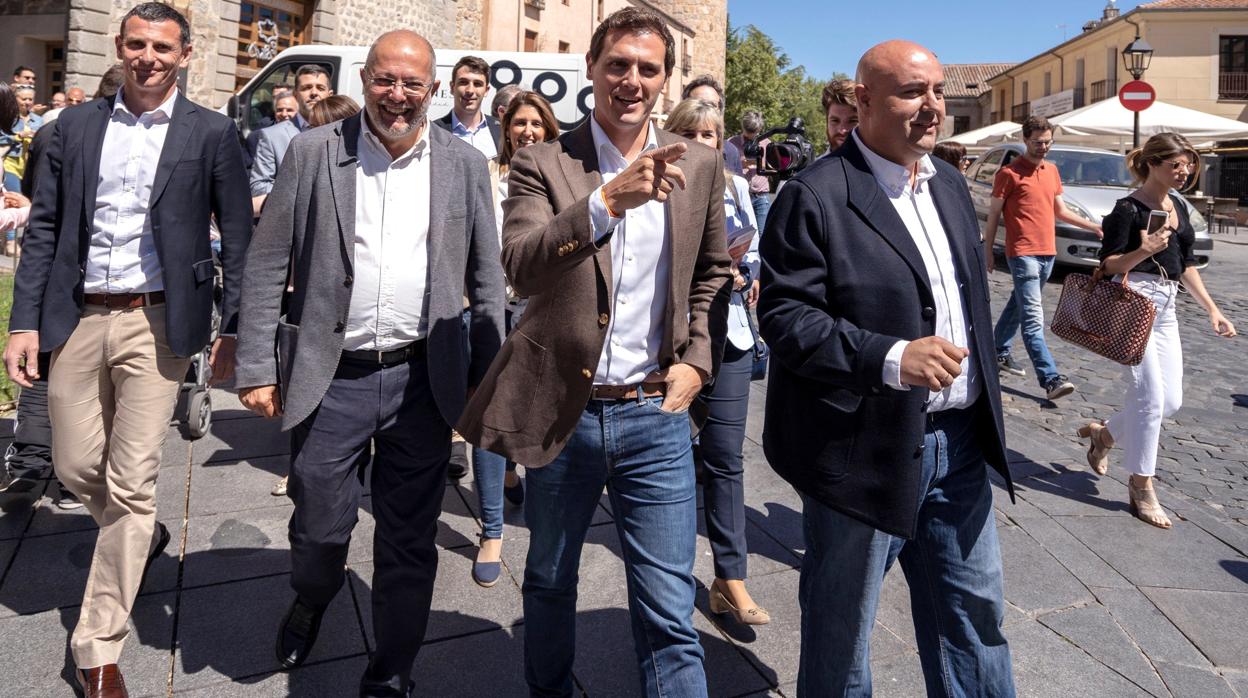 Francisco Igea y Albert Rivera, en el centro de la imagen, en un paseo por Ávila en la campaña del 26-M