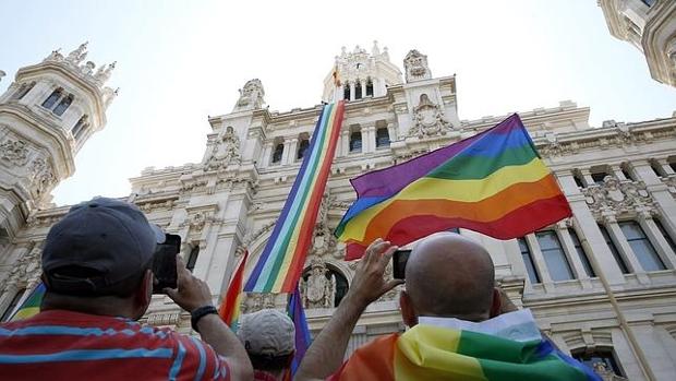 Orgullo Gay 2019: «Vamos a colgar la bandera LGTBI en el Ayuntamiento de Madrid como todos los años»