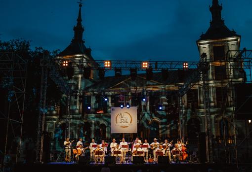 Candela y Son cierra las fiestas del Corpus a ritmo de bolero