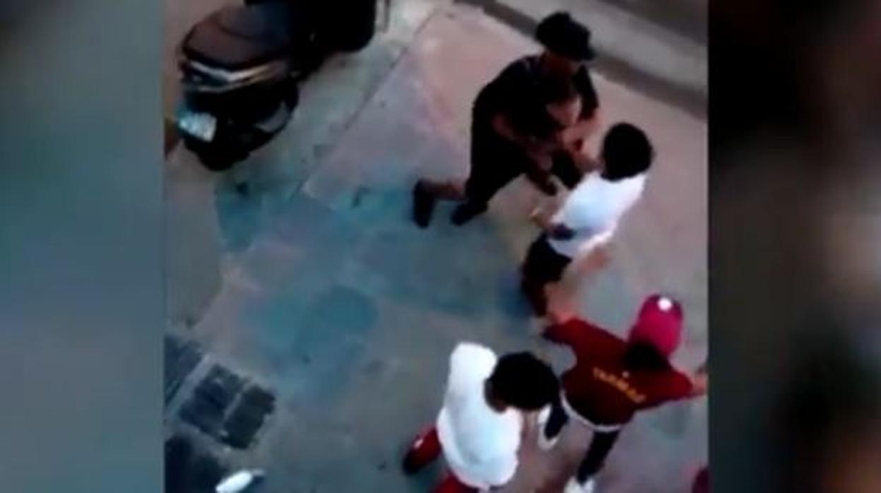 Imagen de la pelea a las puertas de un bar de Vallecas