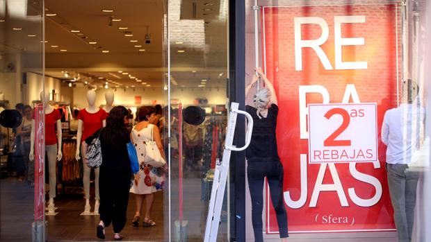 Las rebajas de verano generarán en Castilla y León más de 8.000 contratos, un 4,6% más que en 2018