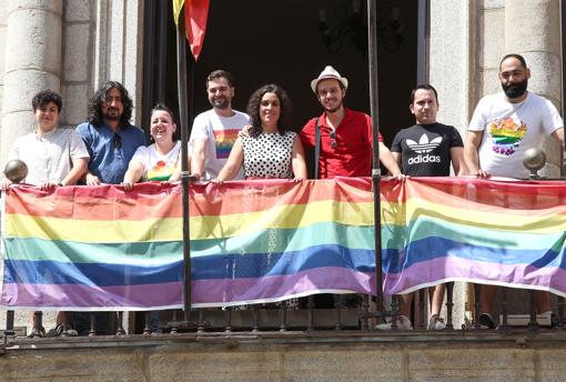 Sandoval y activistas cuelgan la bandera LGTBI del balcón del Ayuntamiento