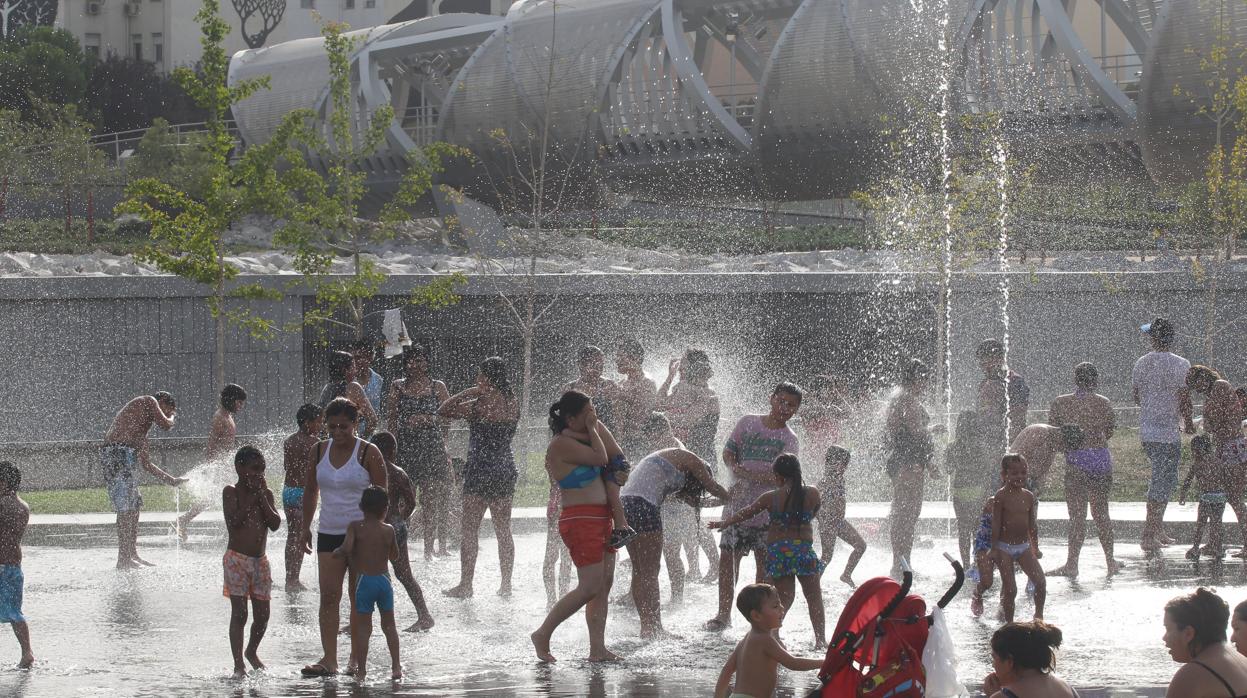Un grupo de gente se refresa en las fuentes de Madrid Río por la ola de calor