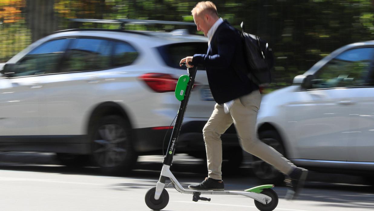 Un hombre circula con un patinete eléctrico