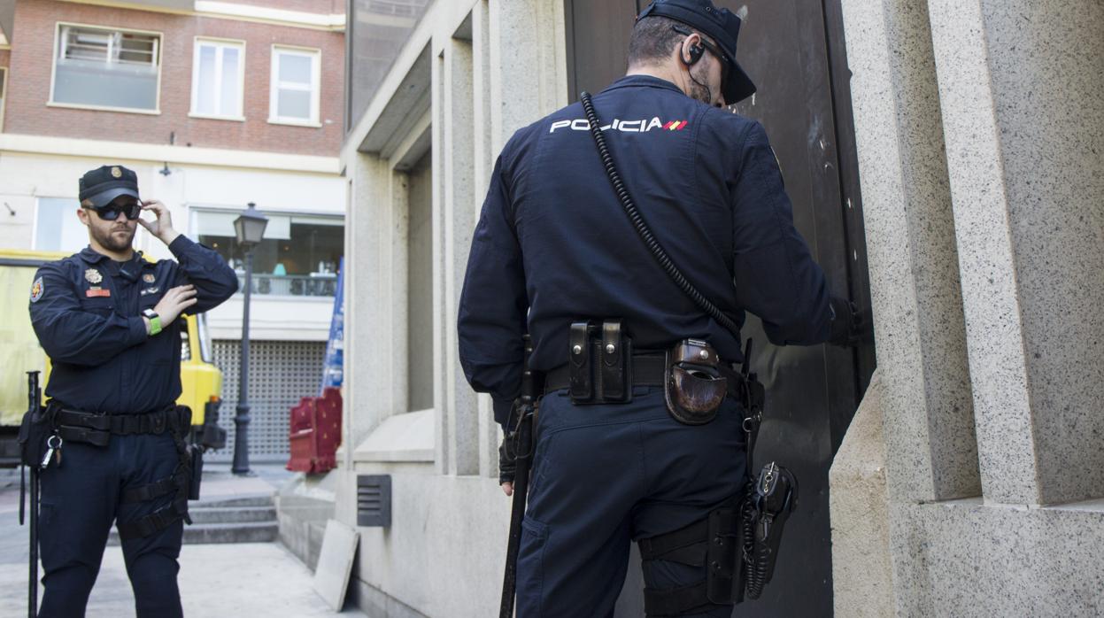 Agentes de la Policía Nacional durante un operativo