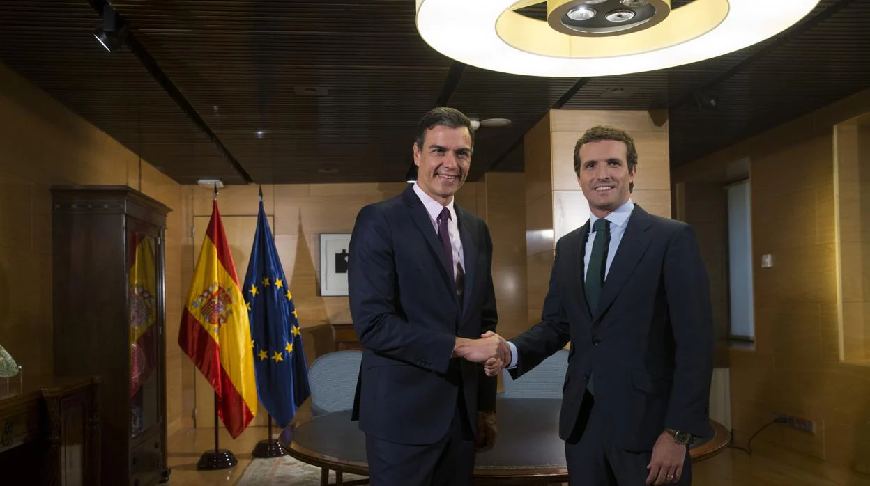 El presidente del Gobierno en funciones, Pedro Sánchez, con el líder del PP, Pablo Casado, el pasado 11 de junio