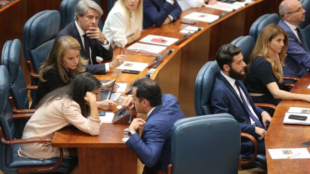 El «plante» de Vox complica a Díaz Ayuso la formación de gobierno en Madrid