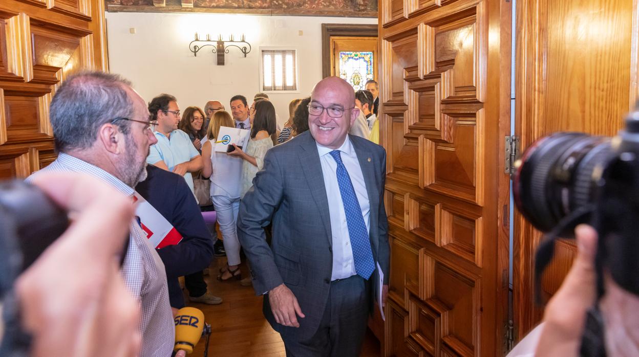 Jesús Julio Carnero, ayer ante los medios