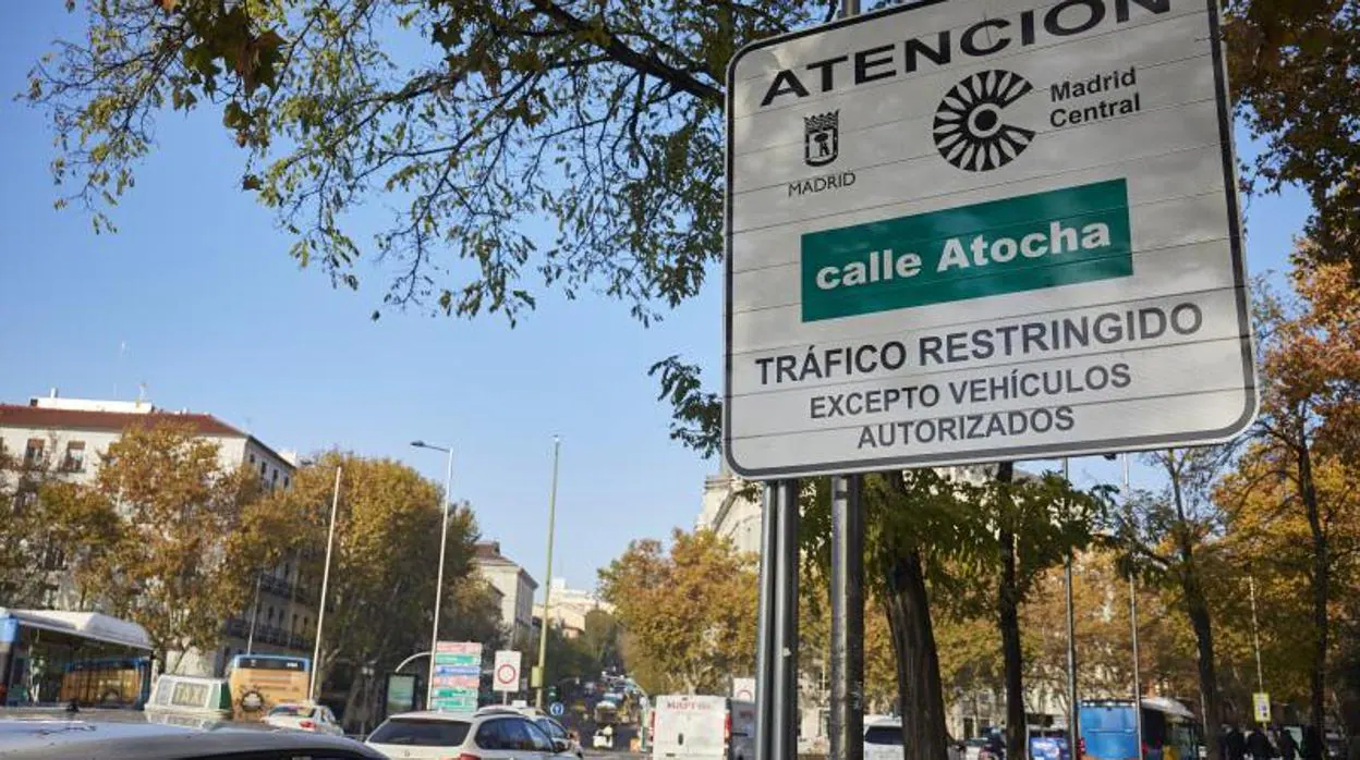 La señalización de entrada a Madrid Central en la calle de Atocha