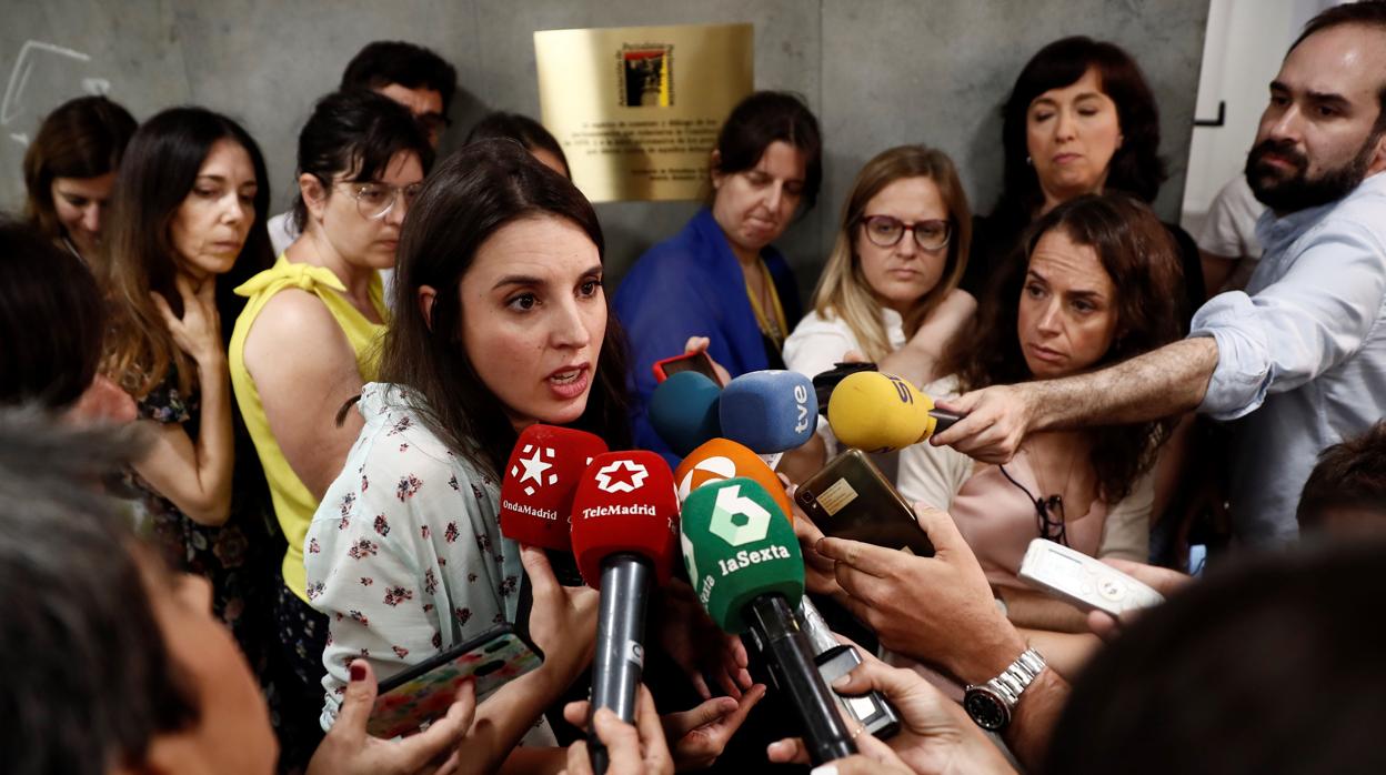 La portavoz del grupo confederal de Unidas Podemos, Irene Montero, hace declaraciones a los medios este miércoles en el Congreso