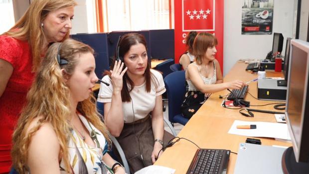 El teléfono gratuito para atención a la maternidad de la Comunidad ha recibido ya más de 300 llamadas