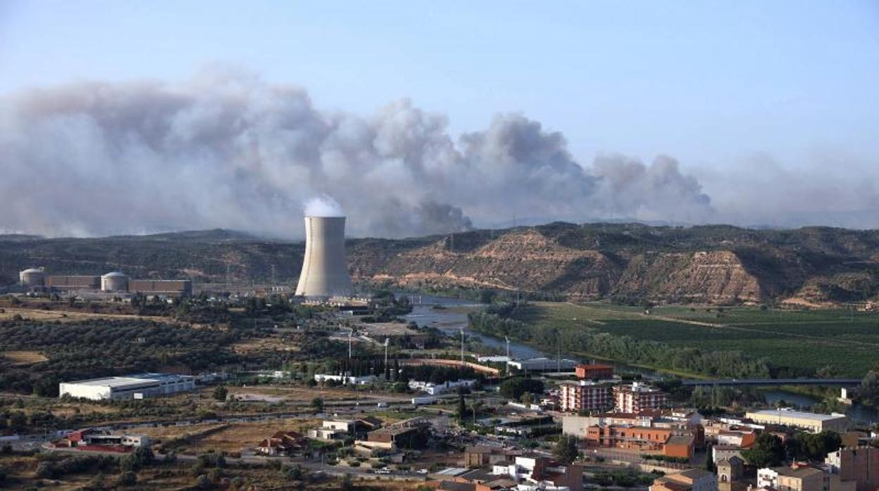 Imagen panorámica del fuego con la central nuclear de Ascó en primer plano