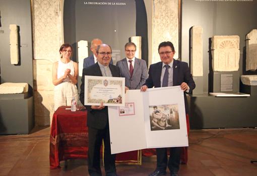 El concejal de Cultura, con el canón igo Javier Hernández Pinto