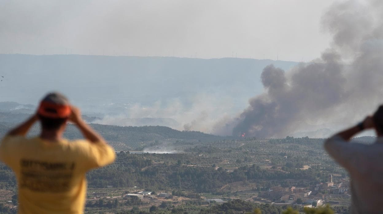 Vecinos de Bovera observan el avance del fuego en las inmediaciones de la localidad