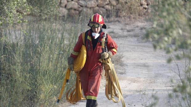 Los servicios de emergencia perimetran el incendio de Tarragona, primer paso para controlarlo