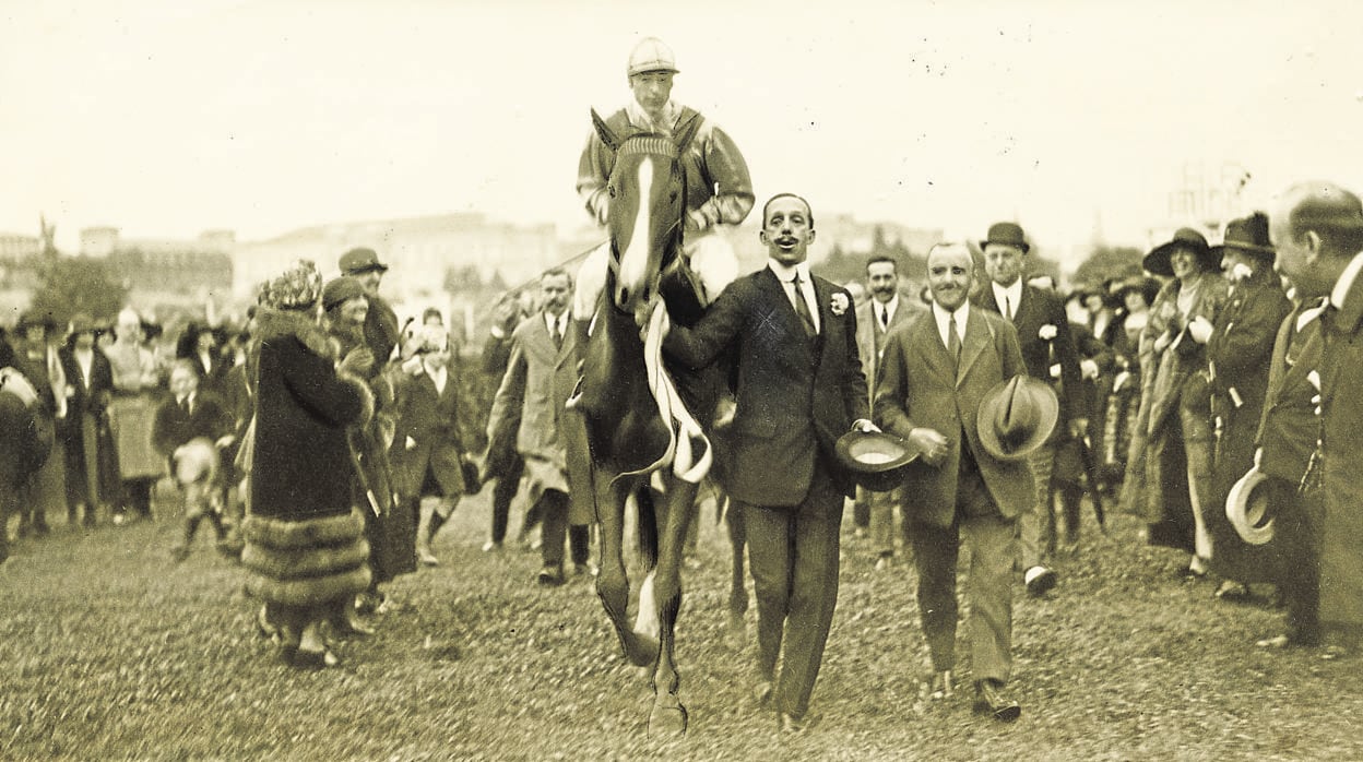 ElRey Alfonso XIII lleva la brida de su caballo Rubán, ganador de 1923