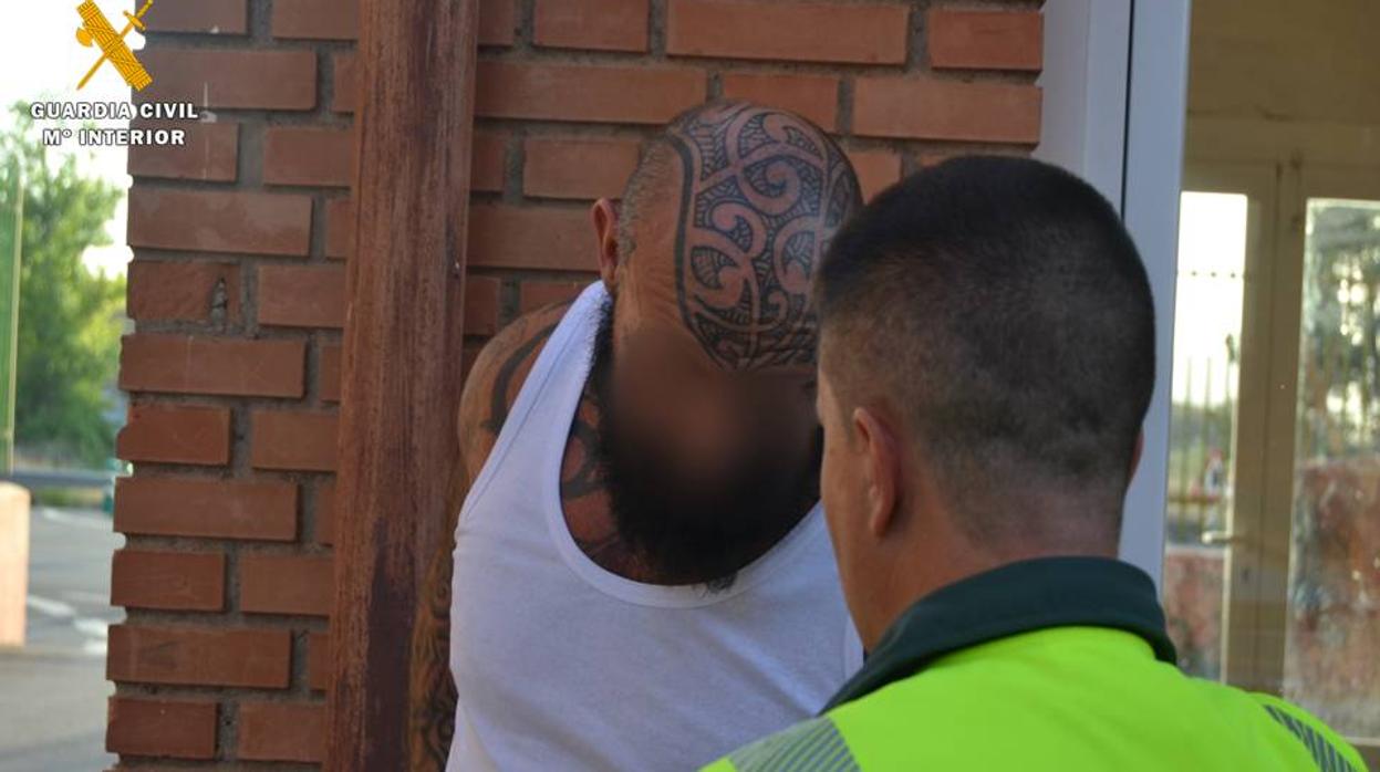 Imagen facilitada por la Guardia Civil y tomada cuando se produjo la detención de este delincuente holandés