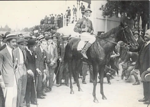 El caballo Mussolini, del Barón de Velasco, que ganó el Gran Premio de Madrid en 1925