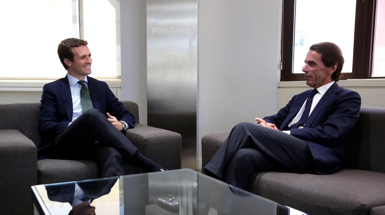 Presidente del PP, Pablo Casado, y José María Aznar durante la reunión que mantuvo en la sede de Génova