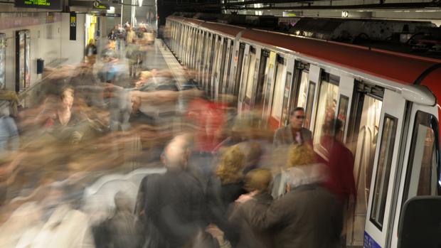 Expulsados por pasajeros varios carteristas con cuchillo en el Metro de Barcelona