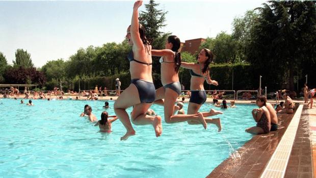 El uso de piscinas se dispara un 468 por ciento por la ola de calor en Madrid