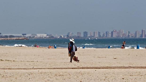 Prohíben el baño en dos playas de Alboraya por niveles de bacterias por encima del límite legal