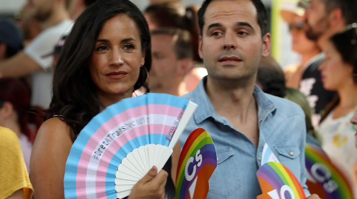 Begoña Villacís e Ignacio Aguado, durante la manifestación del Orgullo Gay de 2018