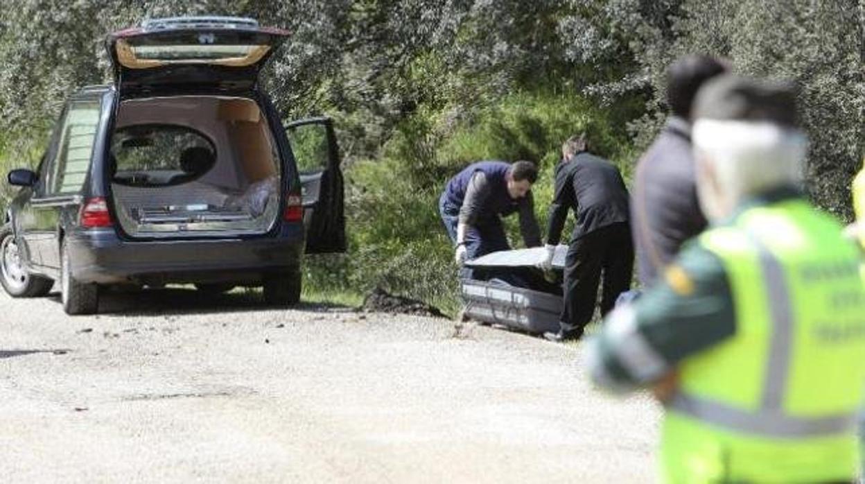 El coche de la funeraria que trasladó el cadáver