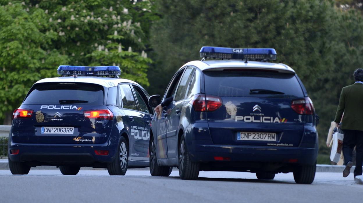 Dos coches-patrulla de la Policía Nacional
