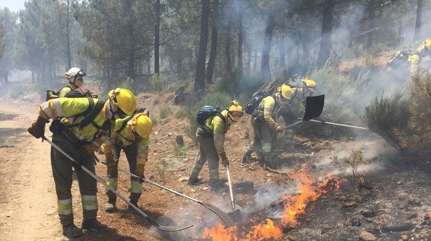 Baja el nivel de alerta en los incendios del Tiétar