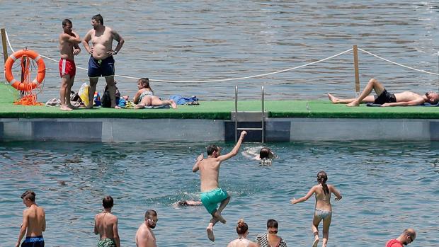 Una mujer muere y una niña es rescatada ahogada en dos piscinas en Valencia