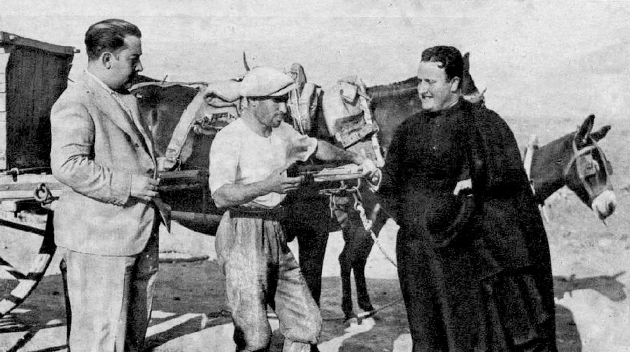 El obrero Nicanor Patiño relatando al cura y al médico de Guadamur cómo percibió la aparición de la virgen (Foto, Contreras y Vilaseca, “Ahora”).