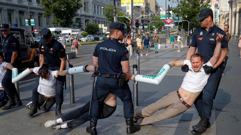 La policía desaloja a los activistas que bloqueaban el acceso a Madrid Central