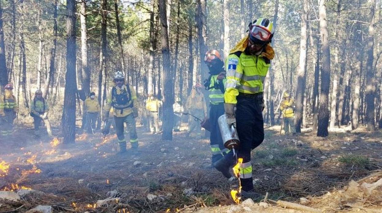 Los operarios trabajan en la zona después del incendio