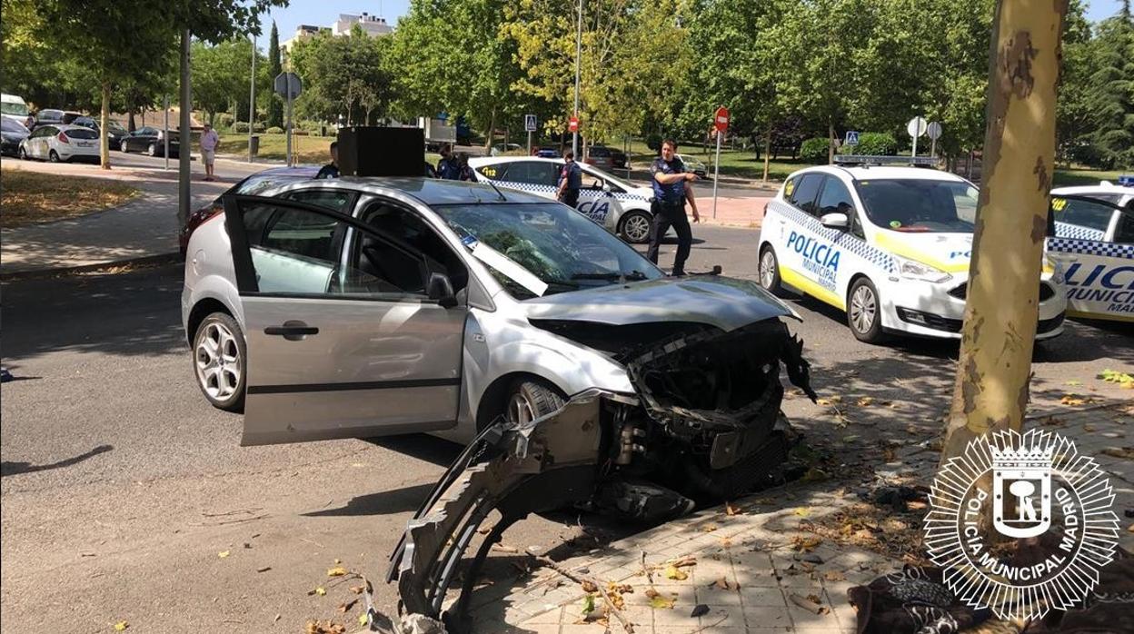 Estado en el que quedó el coche del detenido después de que perdiese el control e impactase contra un árbol