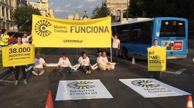 Greenpeace corta la entrada a Madrid Central para protestar contra la moratoria de multas