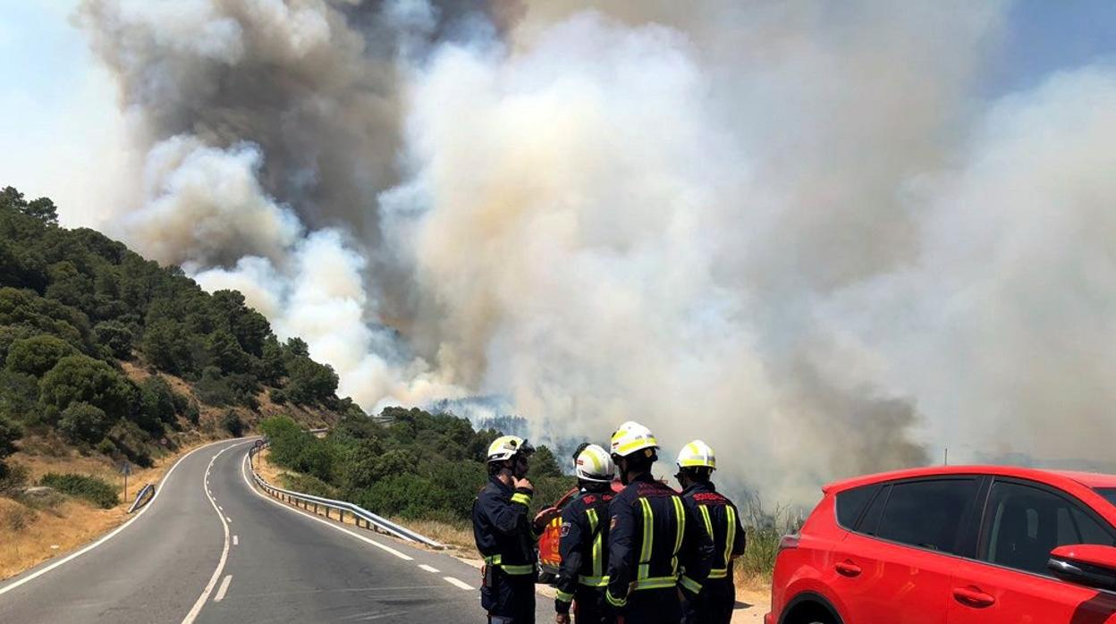 Imagen del humo procedente del fuego en las localidades de Cenicientos y Cadalso