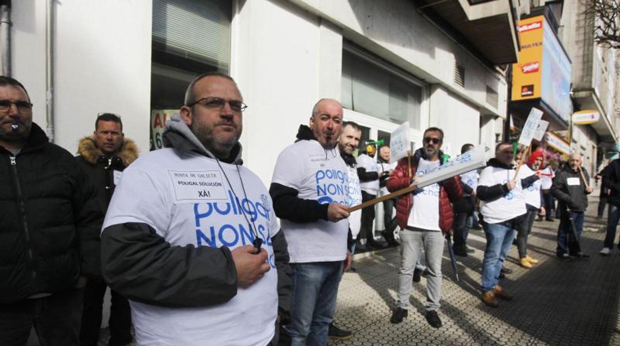 Trabajadores de Poligal en una protesta ante el Parlamento de Galicia